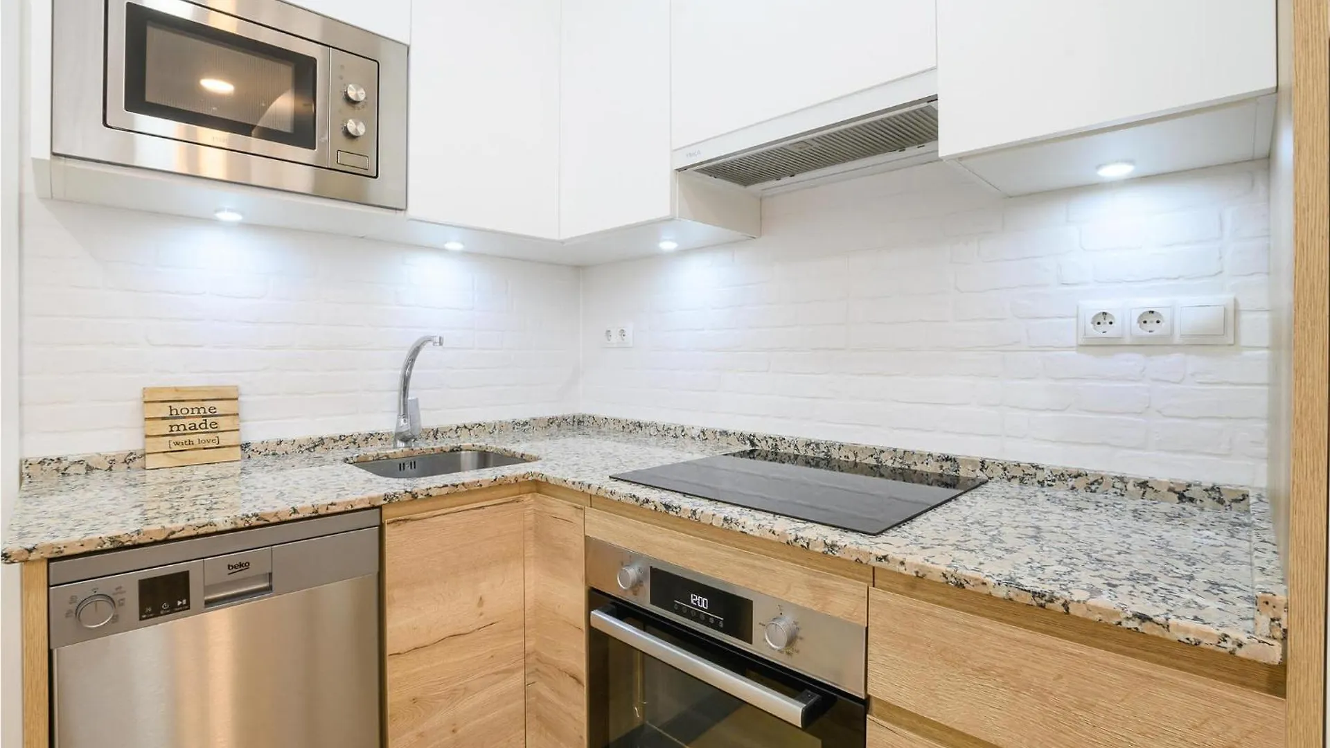 2 Bedroom Lovely Home In Málaga 0*,